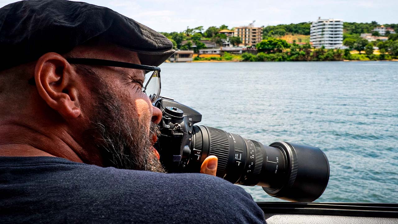 Fotografia de Thiago Maniglia fotografando o Lago Paranoá, para promover o projeto Foto em Foco: Brasília