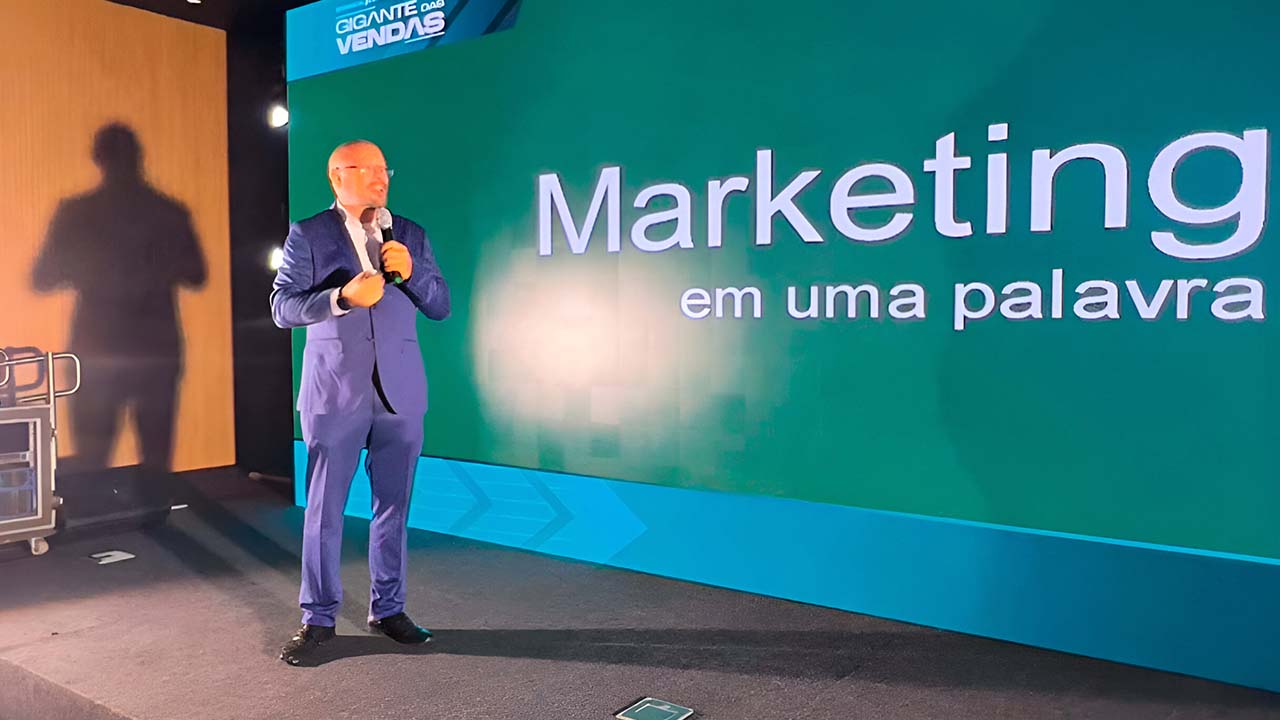 Fotografia de Thiago Maniglia dando uma palestra sobre Marketing Integrado, para promover o projeto Foto em Foco: Brasília